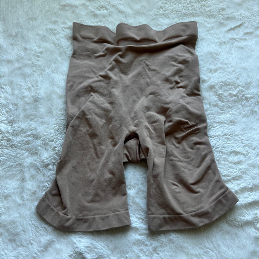 SKIMS Seamless Sculpt Mid Thigh Short Tan Shapewear Size Large NWOT